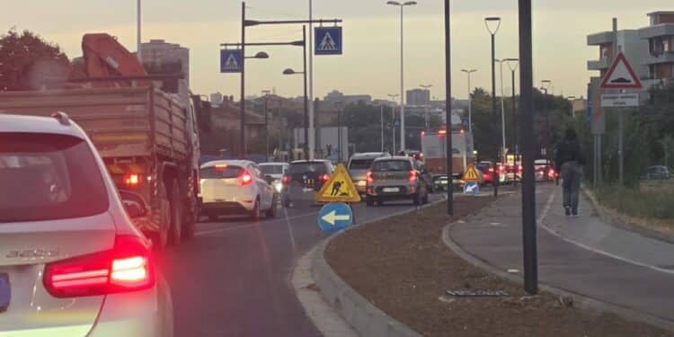 In via Vesalio pista ciclabile inutilizzata e in strada è il caos: mezz’ora per entrare a Cagliari