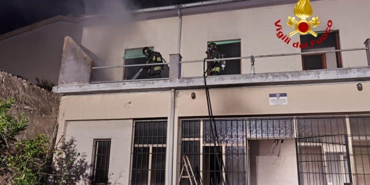 Paura nella notte a Serdiana, fiamme in un’abitazione
