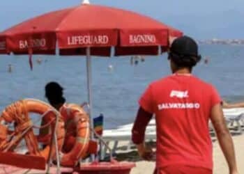 Scampato pericolo a Torre delle Stelle, 4 turisti in balia delle onde salvati da un bagnino