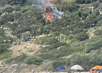 Torre delle Stelle, fuoco in mezzo alla vegetazione a pochi passi dai bagnanti