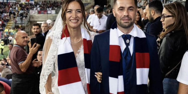 Cagliari, Davide e Federica sposi all’Unipol Domus: il sogno d’amore in rossoblù