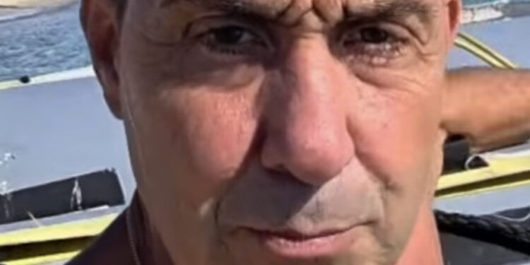 Costa Rei, Vannacci raccoglie la sfida di Renzi ma lui non si presenta: “È come aspettare Godot”