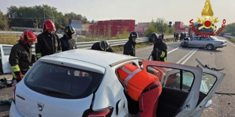 Muore in un frontale contro l’auto dell’ex, il figlio: “L’ha aspettata e seguita”