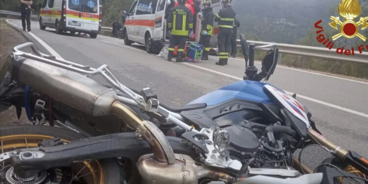 Schianto sulla vecchia statale 125: morto un centauro