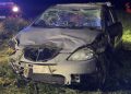 Auto esce di strada e si ribalta: morto un 15enne