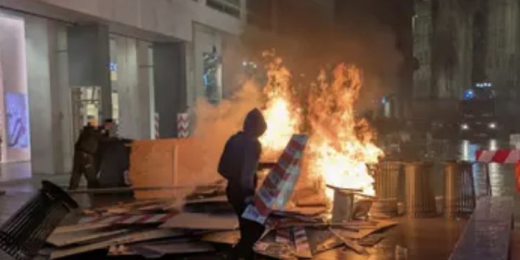 Milano blindata, caos anche a Roma e Torino: sabato di tensione nelle piazze italiane