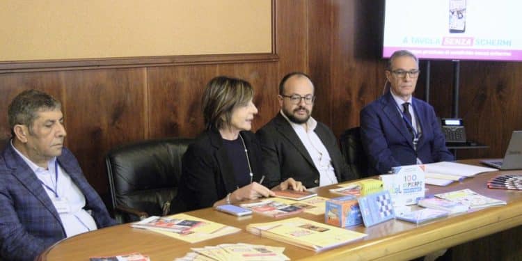 Addio smartphone al ristorante: in Sardegna parte la sperimentazione “A tavola senza schermi”