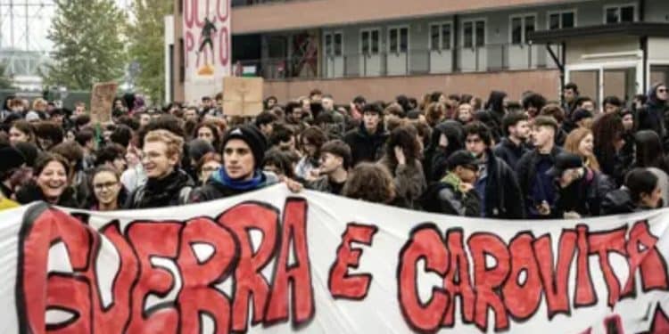 Italia in piazza contro il carovita: a Roma i manifestanti cercano di entrare in Parlamento