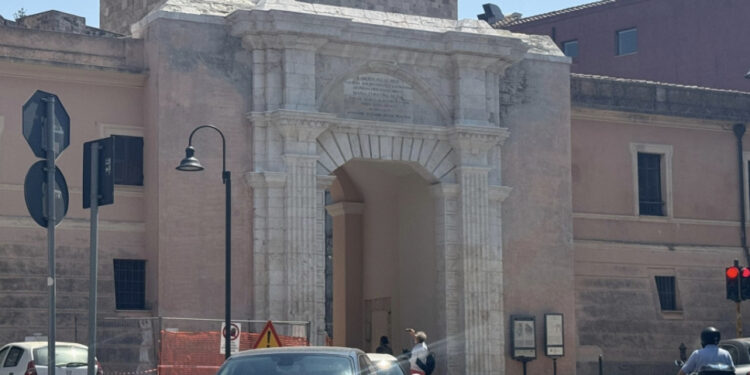 Cagliari, automobilisti bloccati dai turisti a Porta Cristina