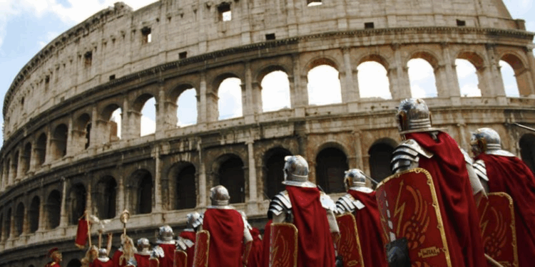 Rapina ed estorsione per le foto al Colosseo, “centurione romano” arrestato in Sardegna