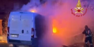 Assemini, paura in via Piave: prende fuoco un furgone nella notte