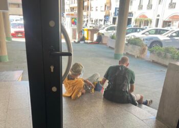 Cagliari, “in via Sonnino senza tetto dormono e passano la giornata nell’ingresso di un palazzo”
