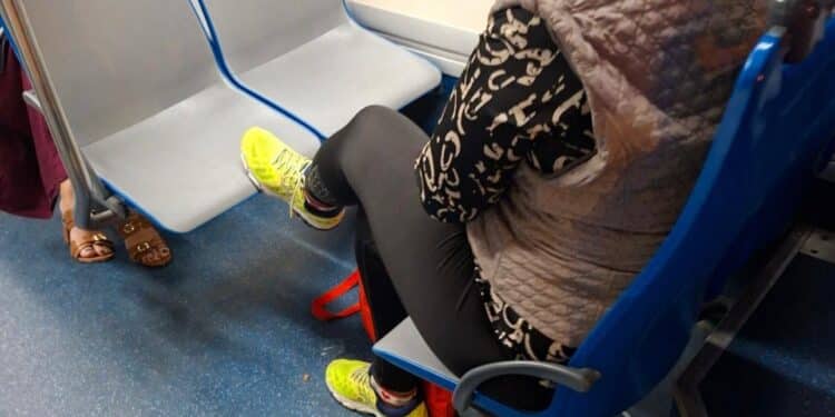 Cagliari: “Altro che ragazzini maleducati sul bus, guardate questa signora”