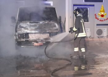 Auto e furgone in fiamme fra le case a Quartu Sant’Elena