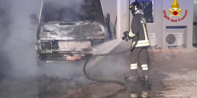 Auto e furgone in fiamme fra le case a Quartu Sant’Elena