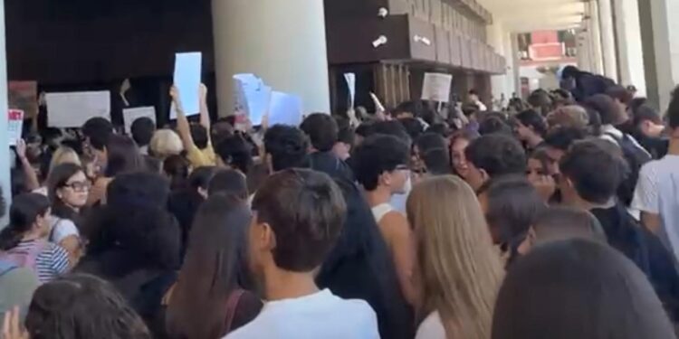 Cagliari, gli studenti protestano sotto il consiglio regionale: “Scuole a pezzi, ascoltateci”