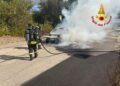 Elmas, auto prende fuoco mentre percorre viale Cagliari