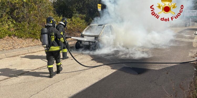 Elmas, auto prende fuoco mentre percorre viale Cagliari