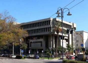 In vacanza con il figlio di 10 mesi in Sardegna non lo riporta all’estero dal padre: il tribunale dispone il rientro