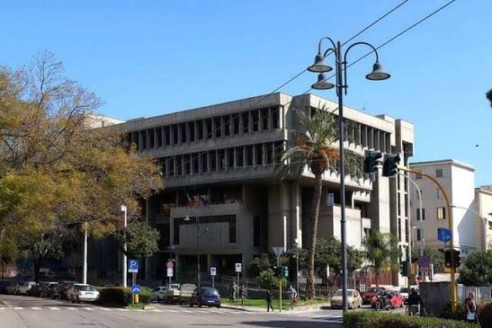 In vacanza con il figlio di 10 mesi in Sardegna non lo riporta in Germania dal padre: il tribunale dispone il rientro