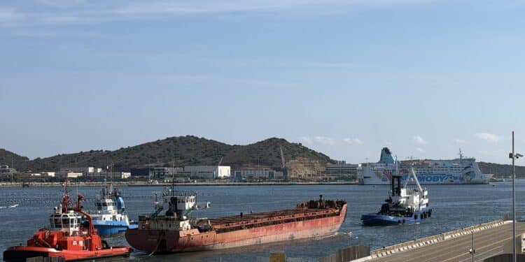 Olbia, dopo quasi 7 anni di abbandono e una lunga vicenda giudiziaria la nave Lira lascia il porto